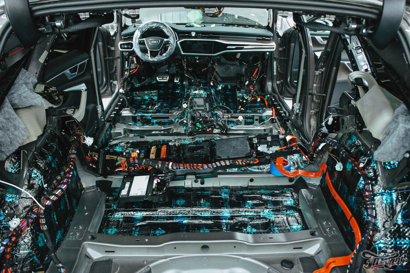 Комплексная шумоизоляция и перетяжка потолка в алькантару для Audi A6 Allroad